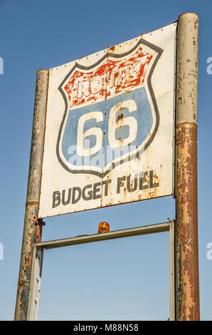 Storico vecchio arrugginito segno per instradare il carburante 66 Foto Stock