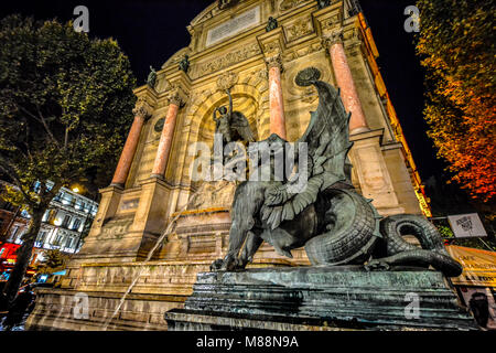 Place Saint-Michel nel quinto arrondissement, Parigi Francia con la Fontaine Saint-Michel fontana e il drago alato accesa fino a tarda notte in autunno Foto Stock