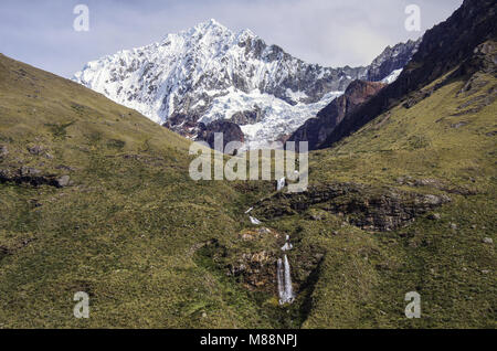 La cascata e Quitaraju picco di montagna situato nella Cordillera Blanca Mountain Range, una parte delle Ande peruviane, Parco Nazionale del Huascaran. Perù Foto Stock