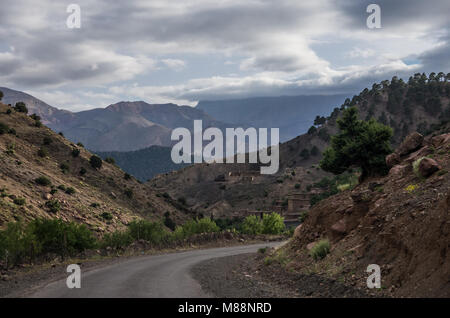 Strada a serpentina in Alto Atlante mountain range, Marocco, Africa Foto Stock