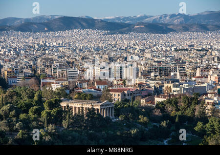 Athens, Grecia - 26 dicembre 2017: Vista della città di Atene con il Tempio di Efesto dall'Acropolis hill. Foto Stock