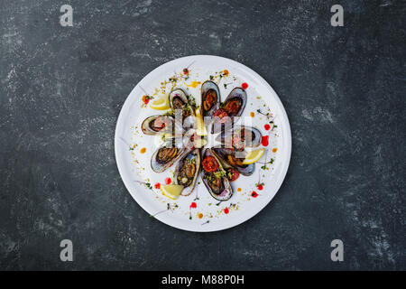 Piatto di cozze in salsa di aglio. Foto Stock