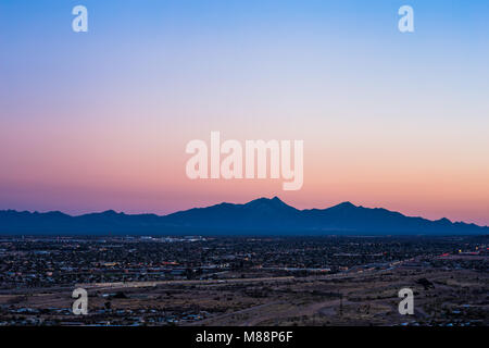 La luminosità del tramonto su Santa Rita montagne vicino a Tucson, Arizona Foto Stock
