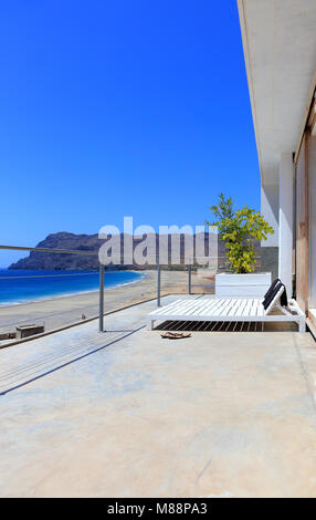 Terrazza con sedie a sdraio, São Pedro, São Vicente, Capo Verde, Cabo Verde, Africa. Foto Stock