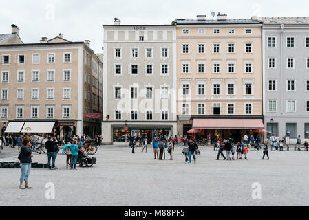 Salisburgo, Austria - 6 Agosto 2017: Residenzplatz a Salisburgo un giorno nuvoloso Foto Stock