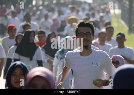 Bogor, Indonesia. 16 Mar, 2018. I partecipanti durante il "big 4K COLOUR RUN organizzato da informazioni geospaziali agenzia (grande) Il 16 marzo 2018 in Cibinong, West Java, Indonesia.I partecipanti coperti in gesso colorato in polvere ha preso parte alla gara che è stato ispirato dalla Indian Holi festival. Credito: Risa Krisadhi/Pacific Press/Alamy Live News Foto Stock