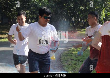 Bogor, Indonesia. 16 Mar, 2018. I partecipanti passano attraverso le nuvole di polvere colorata generata da volontari durante la grande "4K COLOUR RUN organizzato da informazioni geospaziali agenzia (grande) Il 16 marzo 2018 in Cibinong, West Java, Indonesia.I partecipanti coperti in gesso colorato in polvere ha preso parte alla gara che è stato ispirato dalla Indian Holi festival. Credito: Risa Krisadhi/Pacific Press/Alamy Live News Foto Stock