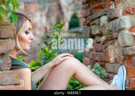 Outdoor ritratto di un triste, moody o premuto, bella donna bionda Foto Stock