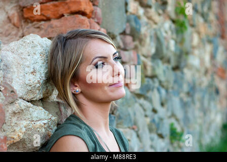 Outdoor ritratto di un triste, moody o premuto, bella donna bionda Foto Stock