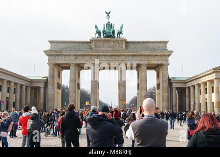 La Porta di Brandeburgo con folla turistica a Berlino Germania Foto Stock