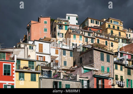 L'affascinante architettura nel borgo di Riomaggiore, Cinque Terre Liguria, Italia. Foto Stock