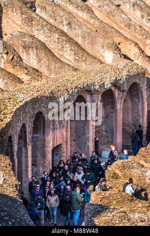 Interior closeup dettaglio di lui il Colosseo o il Colosseo, noto anche come l'Anfiteatro Flavio, con al di sotto del livello del suolo ipogeo, Roma. Lazio. L'Italia. Foto Stock