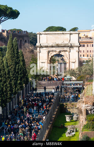 I turisti in coda per entrare il Colle Palatino e Foro Romano, con l Arco di Costantino per la parte posteriore. Vista in elevazione dal Colosseo, Roma, Italia. Foto Stock