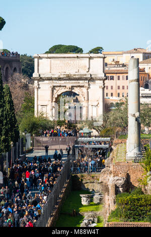 I turisti in coda per entrare il Colle Palatino e Foro Romano, con l Arco di Costantino per la parte posteriore. Vista in elevazione dal Colosseo, Roma, Italia. Foto Stock