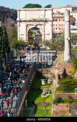 I turisti in coda per entrare il Colle Palatino e Foro Romano, con l Arco di Costantino per la parte posteriore. Vista in elevazione dal Colosseo, Roma, Italia. Foto Stock