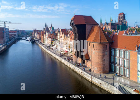 Gdansk città vecchia in Polonia con il più antico porto medievale gru (Zuraw) in Europa, St Mary Church, fiume Motlawa, ponti e navi turistiche. Vista aerea Foto Stock