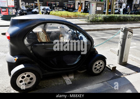 Auto elettrica in carica - area di Montmartre, Parigi, Francia Foto Stock