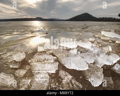 Floes rotto e iceberg. Un grande pezzo di ghiaccio sul ghiaccio di acqua dolce che ha rotto un ghiacciaio o un ripiano di ghiaccio. La riflessione in ghiaccio Foto Stock
