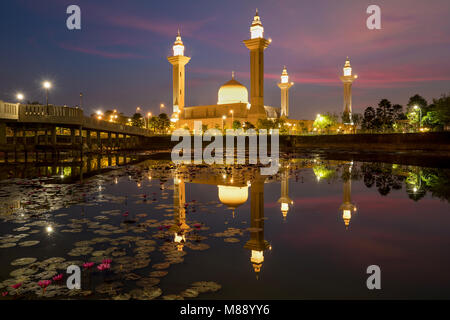 Alba cielo di Masjid Bukit Jelutong in Shah Alam vicino a Kuala Lumpur, Malesia. Conosciuta anche come la Moschea di Tengku Ampuan Rahimah. Foto Stock