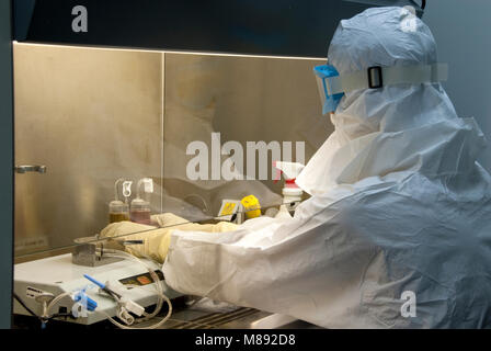 Manipolare con tute di protezione in laboratorio Foto Stock