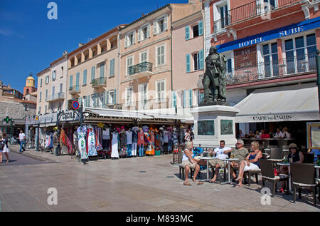 Il popolare Cafe du Parigi vicino al memoriale per l'Ammiraglio Pierre André de Suffren, Saint-Tropez, riviera francese, il sud della Francia, Cote d'Azur, in Francia Foto Stock