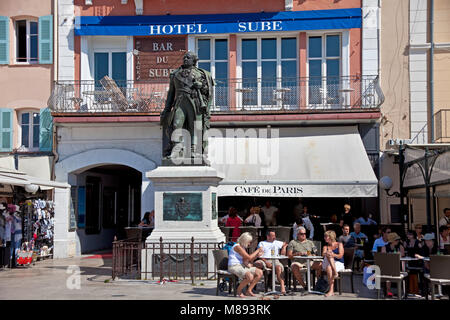 Il popolare Cafe du Parigi vicino al memoriale per l'Ammiraglio Pierre André de Suffren, Saint-Tropez, riviera francese, il sud della Francia, Cote d'Azur, in Francia Foto Stock