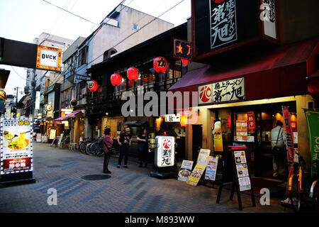 Strada stretta con ristoranti a Kyoto, in Giappone al crepuscolo. Per la visualizzazione del menu all'esterno del ristorante per attirare i clienti. Foto Stock