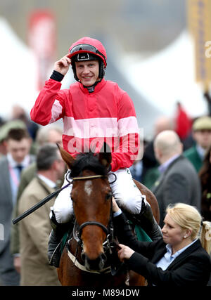 Jockey Paolo Townend festeggia dopo aver vinto il Trullo Casa Stud Mares' novizi' ostacolo con cavallo Laurina durante di St Patrick giovedì del 2018 Cheltenham Festival a Cheltenham Racecourse. Foto Stock