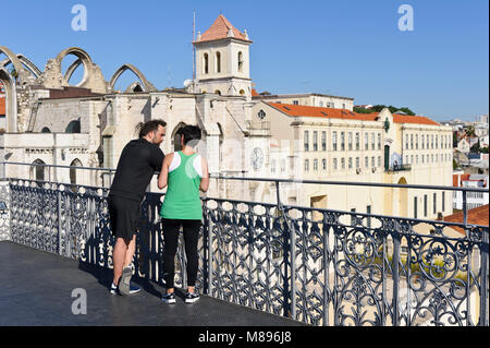 Un giovane ammirando la vista dalla Santa Justa a Lisbona, Portogallo Foto Stock