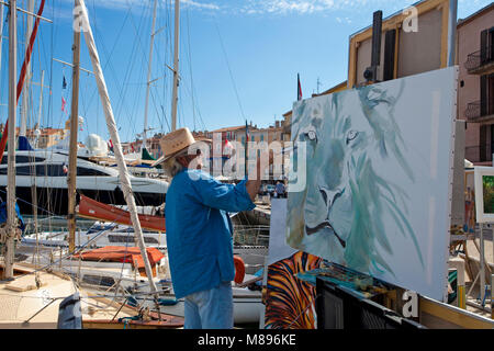 Pittore al lavoro, passeggiare lungomare al porto di Saint-Tropez, riviera francese, il sud della Francia, Cote d'Azur, in Francia, in Europa Foto Stock