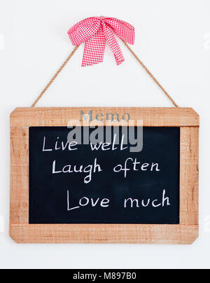 Blackboard dicendo "vivere bene, ridere spesso, molto amore", concetto ispiratore Foto Stock