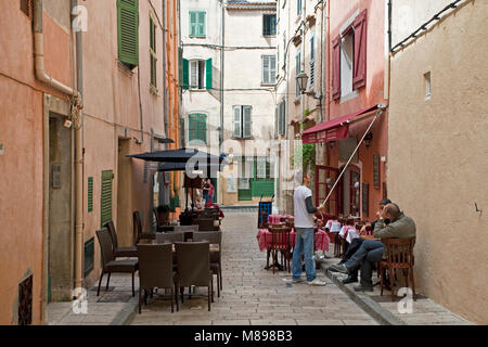 Piccolo ristorante in un vicolo della città vecchia, Saint-Tropez, riviera francese, il sud della Francia, Cote d'Azur, in Francia, in Europa Foto Stock