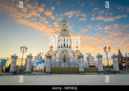 Minsk, Bielorussia - 18 Aprile 2017: Minsk Memorial Chiesa di Tutti i Santi e in memoria delle vittime, la salvezza della nostra patria servita all'alba Foto Stock