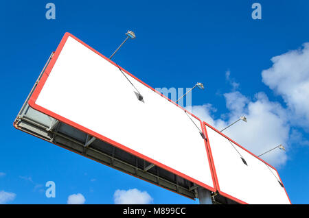 Tabellone vuoto contro il cielo blu, mock up Foto Stock