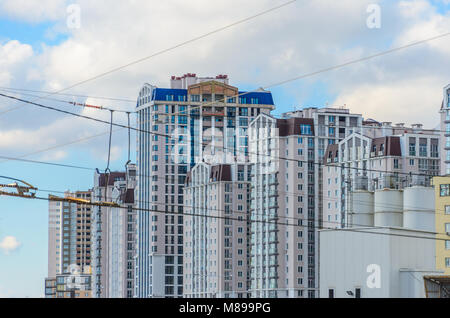 Minsk, Bielorussia - 18 Aprile 2017: Mayak Minska quartiere residenziale in fase di completamento dei lavori di costruzione Foto Stock