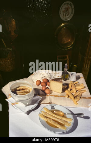 Pasta in ingredienti di brodo, piatto tradizionale abruzzese Foto Stock