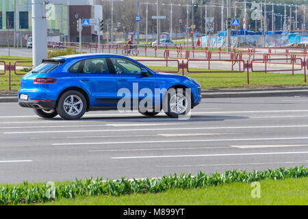 Minsk, Bielorussia - 18 Aprile 2017: colore blu Porsche Macan sorge al crocevia vuota nella città Foto Stock
