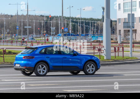 Minsk, Bielorussia - 18 Aprile 2017: colore blu Porsche Macan sorge al crocevia vuota nella città Foto Stock