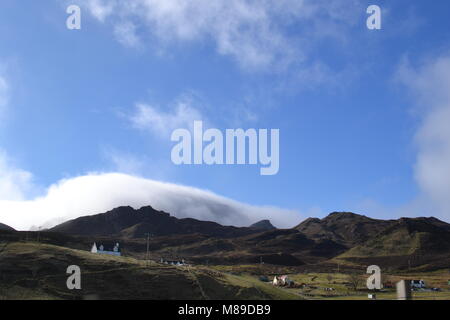 " Isola di Skye' 'Scotland' 'skye ponte"cascate" "highlands " "croft' 'Scenery''barche' 'oceano atlantico 'mountains' 'persone' 'Scotland' 'lochs'. Foto Stock