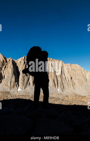 CA03415-00...CALIFORINA - Vicky molla escursionismo sopra il lago di chitarra sulla strada per il Monte Whitney vertice, il Parco Nazionale di Sequoia. ( MR# S1) Foto Stock