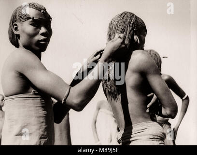 1940 East Africa Kenya - Maasai intreccio di capelli Foto Stock