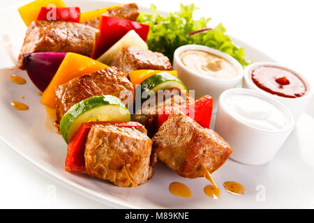 Grigliate di carne e verdure su sfondo bianco Foto Stock