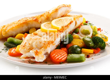 Piatto di pesce fritto - filetto di pesce e verdure Foto Stock