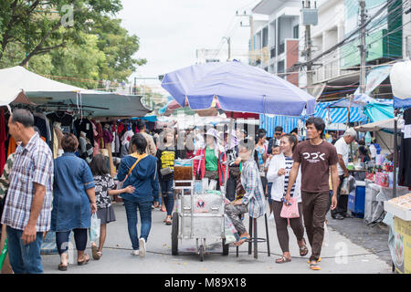 Il streetmarket presso il festival di Phimai nella città di Phimai in Provinz Nakhon Ratchasima in Isan in Thailandia. Thailandia, Phimai, Novembre 2017 Foto Stock