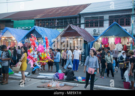 Il streetmarket presso il festival di Phimai nella città di Phimai in Provinz Nakhon Ratchasima in Isan in Thailandia. Thailandia, Phimai, Novembre 2017 Foto Stock