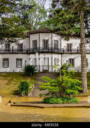 Piscina di acqua termale e Mansion House in Terra Nostra Park, Furnas, isola Sao Miguel, Azzorre, Portogallo Foto Stock