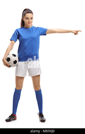 A piena lunghezza verticale di una femmina di giocatore di calcio rivolto isolati su sfondo bianco Foto Stock