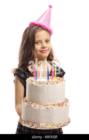 Ragazza che indossa un cappello di partito tenendo una torta di compleanno isolati su sfondo bianco Foto Stock