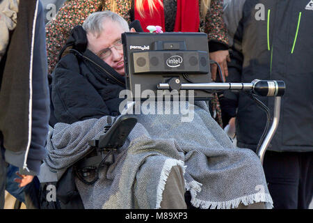 Foto datata gennaio 2017 mostra il professor Stephen Hawking dopo andando al cinema a Cambridge per guardare Star Wars su suo settantacinquesimo compleanno. Rinomato in tutto il mondo fisico Stephen Hawking è morto all età di 76. Morì serenamente nella sua casa di Cambridge nelle prime ore di mercoledì, la sua famiglia ha detto. Il scienziato britannico era famoso per il suo lavoro con i buchi neri e relatività e scrisse alcuni popular science books include una breve storia del tempo. Foto Stock