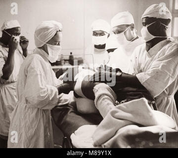 1940s East Africa - Army Medical orderlies assistere in un teatro operativo, Kenya Foto Stock